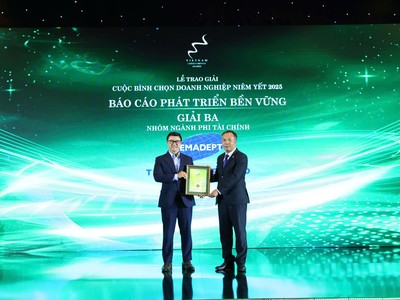 Đại diện CTCP Gemadept nhận giải Top 3 báo cáo Phát triển bền vững tốt nhất nhóm phi tài chính 
