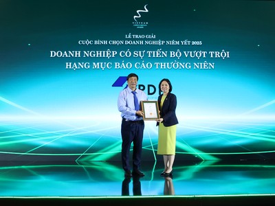 Đại diện Cảng Đồng Nai nhận giải “Tiến bộ vượt trội”