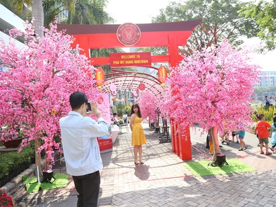 Người Sài Gòn háo hức với hội hoa xuân Phú Mỹ Hưng