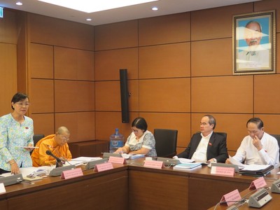 Đoàn đại biểu Quốc hội TP.HCM thảo luận tại tổ sáng nay (24/10).