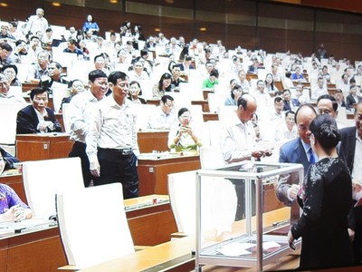 Các đại biểu Quốc hội bỏ phiếu bầu ông Nguyễn Văn Thể giữ chức Bộ trưởng Bộ Giao thông Vận tải, bầu ông Lê Minh Khái giữ chức Tổng thanh tra Chính phủ.