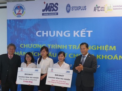 Ông Trần Hải Hà, Tổng giám đốc MBS (ngoài cùng bên phải) trao giải nhất cho Bội Bão