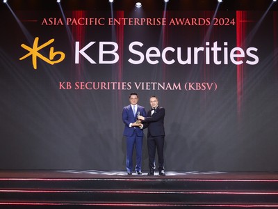 Ông Jeon MunCheol - Tổng giám đốc Chứng khoán KB Việt Nam (KBSV) nhận giải thưởng Doanh nghiệp xuất sắc châu Á 2024