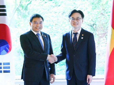 Bộ trưởng Bộ Tài chính Nguyễn Văn Thắng và ông Kim Jung Kwan, Tân Bộ trưởng Bộ Thương mại, Công nghiệp và Năng lượng Hàn Quốc. Ảnh : Việt Tuấn