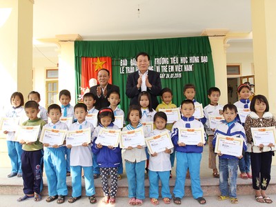 TS. Nguyễn Anh Tuấn, Tổng Biên tập Báo Đầu tư trao học bổng cho các em học sinh nghèo vượt khó Trường tiểu học Hưng Đạo, huyện Hưng Nguyên