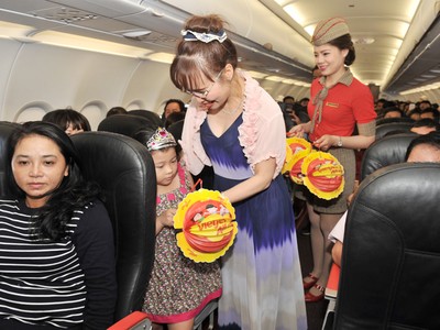 Lãnh đạo Vietjet đón trung thu cùng trẻ em cơ nhỡ