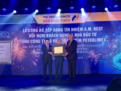 Đại diện tổ chức xếp hạng tín nhiệm quốc tế A.M.Best trao chứng nhận xếp hạng cho PJICO