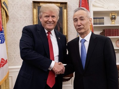 Tổng thống Mỹ Donald Trump và Phó Thủ thướng Quốc vụ viện Trung Quốc Liu He. Ảnh: Twitter @realDonaldTrump