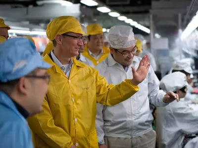Tim Cook, CEO của Apple, thăm nhà máy sản xuất iPhone của Foxconn ở Trịnh Châu (Trung Quốc). Ảnh: Bloomberg.