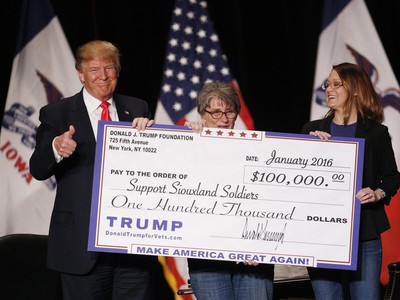 Ông Donald Trump trao tấm séc trị giá 100.000 USD cho một tổ chức từ thiện ở thành phố Sioux, bang Iowa trong một sự kiện năm 2016. Ảnh: Getty Images.
