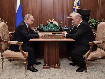 Tổng thống Nga Vladimir Putin và ông Mikhail Mishustin. Ảnh: TASS.