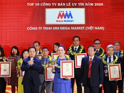 Bà Trần Kim Nga, Giám đốc đối ngoại MMVN nhận giải thưởng.