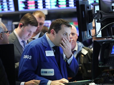 Tin xấu dồn dập, giới đầu tư tháo chạy