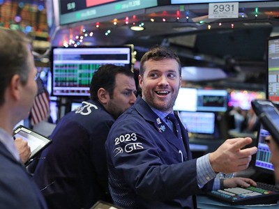 Nhận nhiều tin tốt, giới đầu tư tích cực xuống tiền