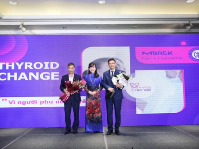 Bà Hideko Ikeda, Tổng Giám đốc Merck Việt Nam tặng hoa tri ân đại diện Bệnh viện Nội tiết Trung ương đã đồng hành trong suốt dự án.