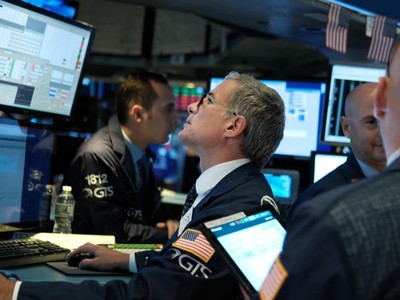 Giới đầu tư thận trọng khi nhận thông tin tốt xấu đan xen