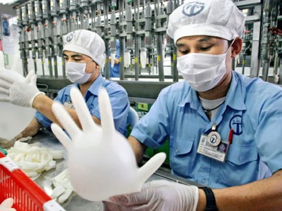 Nhu cầu tăng vọt vì dịch Covid-19, một công ty sản xuất găng tay cao su lãi tăng hơn 20 lần