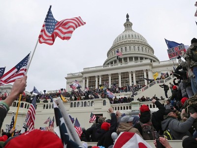 Đám đông những người ủng hộ ông Trump xông vào Điện Capitol. Washington ngày 6/1. Ảnh: Reuters.