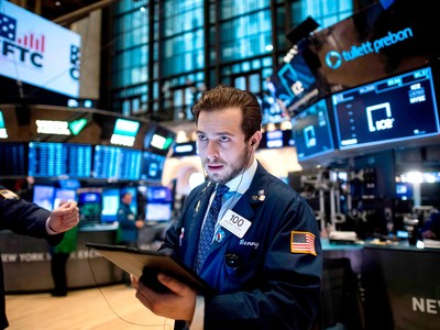 Giá dầu tăng mạnh, chứng khoán leo dốc