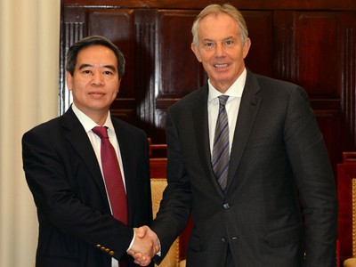 Thống đốc Nguyễn Văn Bình (trái) tiếp và làm việc với cựu Thủ tướng Anh Tony Blair