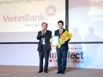 Ông Trần Công Quỳnh Lân, Phó tổng giám đốc VietinBank đại diện Ngân hàng nhận giải thưởng
