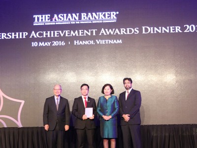 Đại diện Agribank nhận giải thưởng