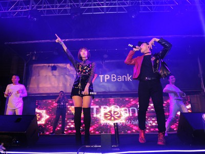 Đêm nhạc EDM tự do, chủ động tuyệt đối đã kéo hàng nghìn khán giả trẻ tới Cung thể thao Quần Ngựa.