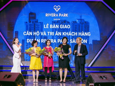 Chủ đầu tư bàn giao chìa khóa căn hộ cho các cư dân