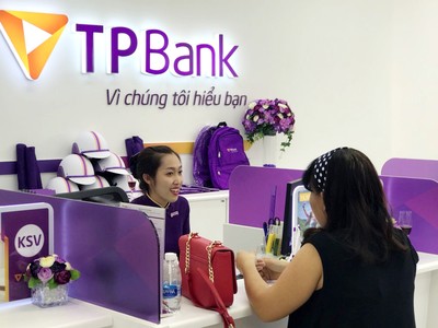 Khách hàng tới giao dịch tại TPBank Thủ Đức trong ngày đầu tiên khai trương