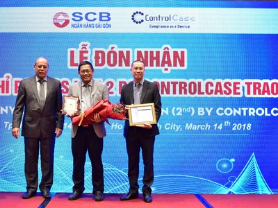 Ông Lê Minh Huấn (giữa) - Phó tổng giám đốc phụ trách Khối Công nghệ thông tin SCB đón nhận chứng chỉ PCI DSS lần 2 từ ông Suresh Dadlani (trái)- Giám đốc Điều hành ControlCase