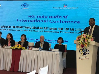 Ông Alwaleed Alatabani, Chuyên gia Trưởng trong lĩnh vực tài chính của Ngân hàng thế giới (WB) tại Việt Nam phát biểu tại hội thảo