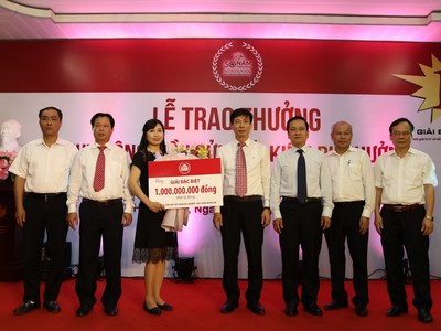  Lãnh đạo Agribank và TP. Hải Phòng chúc mừng khách hàng trúng Giải đặc biệt lần thứ Hai Chương trình "Kỷ niệm 30 năm thành lập Agribank- May mắn nhân đôi"