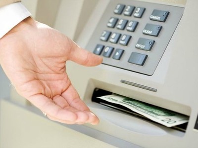 Rút tiền mặt bằng thẻ quốc tế tại ATM ở nước ngoài có mất phí?