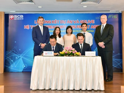 Ông Nguyễn Đức Hiếu - Phó Tổng Giám đốc SCB và Ông Rob MacKay đại diện FIS ký biên bản tổng kết dự án và bàn giao hệ thống Treasury - FIS Front Arena.