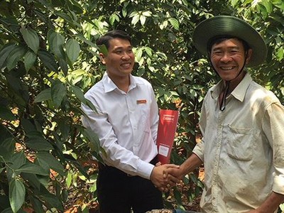 Cán bộ Agribank giới thiệu sản phẩm dịch vụ đến khách hàng