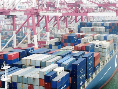 Theo WB, xu hướng tăng xuất khẩu hàng hóa đang chững lại, trong khi các hoạt động nhập khẩu có dấu hiệu giảm dần.