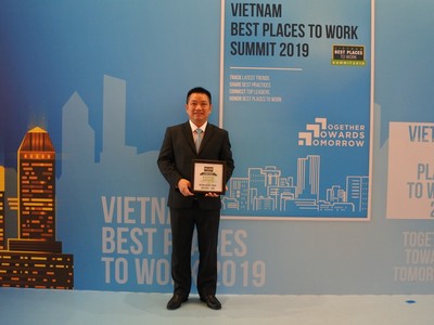 Ông Vũ Đức Hưng – Giám đốc Khối Quản trị nguồn Nhân lực đại diện SCB nhận giải tại chương trình