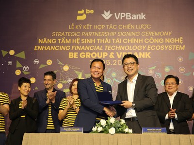 Ông Fung Kai Jin, Phó tổng giám đốc, Giám đốc khối doanh nghiệp nhỏ và vừa VPBank và ông Trần Thanh Hải, Tổng Giám đốc BE GROUP tại lễ ký kết.