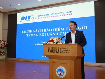 Phó tổng giám đốc BHTGVN Vũ Văn Long trình bày tại Tọa đàm Hoạt động ngân hàng số trong bối cảnh CMCN 4.0