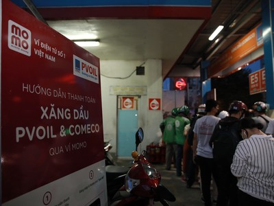 Khách hàng xếp hàng chờ nhận khuyến mãi từ ví Momo