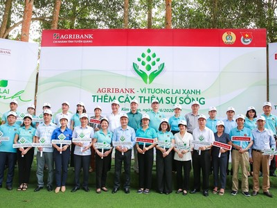 Các đại biểu tham dự Lễ phát động chương trình trồng cây xanh tại Tuyên Quang