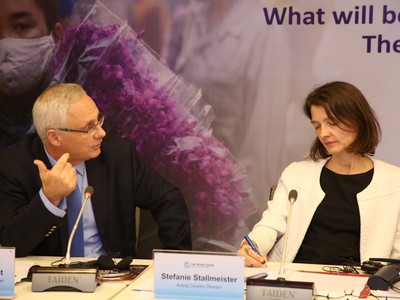 Bà Stefanie Stallmeister, quyền Giám đốc quốc gia của WB tại Việt Nam (bên phải) trao đổi với chuyên gia kinh tế trưởng WB tại Việt Nam Jacques Morisset