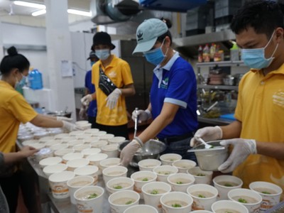 Quá trình nấu cháo, hậu cần đều do cán bộ, nhân viên Quỹ HTX và NCB thực hiện