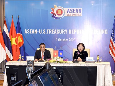 Thứ trưởng Bộ Tài chính Trần Xuân Hà và Phó Thống đốc Ngân hàng Nhà nước Việt Nam Nguyễn Thị Hồng đồng chủ trì Hội nghị