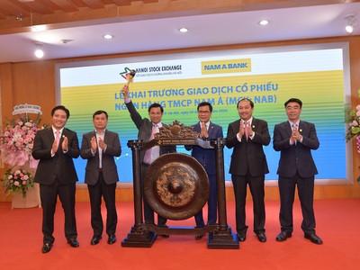Ông Trần Ngọc Tâm, Tổng giám đốc Nam A Bank cùng các lãnh đạo Ngân hàng và khách mời thực hiện nghi thức giao dịch trên UPCoM.
