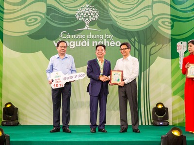 Doanh nhân Đỗ Quang Hiển trao biểu trưng ủng hộ 30 tỷ đồng cho Quỹ “Vì người nghèo” tại chương trình “Cả nước chung tay vì người nghèo” 