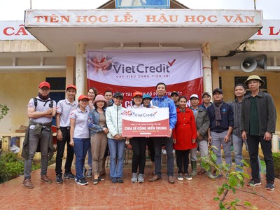 Đại diện VietCredit chụp ảnh lưu niệm với Ban giám hiệu trường trung học và trung học cơ sở Hướng Việt