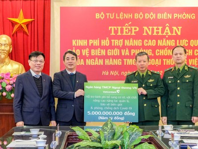 Ông Nghiêm Xuân Thành - Bí thư Đảng ủy, Chủ tịch HĐQT Vietcombank (thứ 2 bên trái) và ông Đào Minh Tuấn, Phó tổng giám đốc, Chủ tịch Công đoàn Vietcombank (ngoài cùng bên trái) trao biển tượng trưng số tiền 5 tỷ đồng Vietcombank ủng hộ cho đại diện Bộ Tư lệnh Bộ đội biên phòng: Thiếu tướng Nguyễn Đức Mạnh, Phó Tư lệnh Bộ đội biên phòng (thứ 2 bên phải) và Thiếu tướng Nguyễn Anh Tuấn, Chủ nhiệm Chính trị Bộ đội biên phòng
