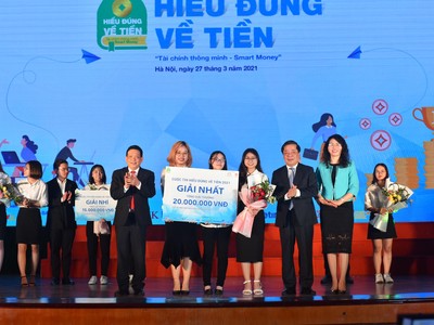 PGS.TS. Nguyễn Kim Anh - Phó Thống đốc NHNN tham dự và trao tặng phần thưởng cho các đội thi đoạt giải. 