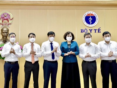 Tham dự buổi lễ có có Ủy viên Trung ương Đảng, Thống đốc NHNN Việt Nam Nguyễn Thị Hồng; Ủy viên Trung ương Đảng, Bộ trưởng Bộ Y tế Nguyễn Thanh Long cùng lãnh đạo các Vụ, Cục chức năng của NHNN và Bộ Y tế. 